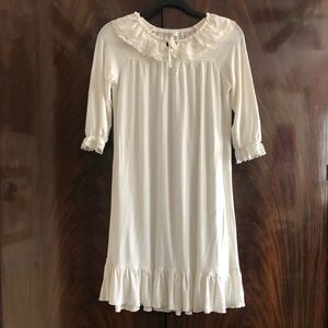Ekouaer white ruffled nightgown